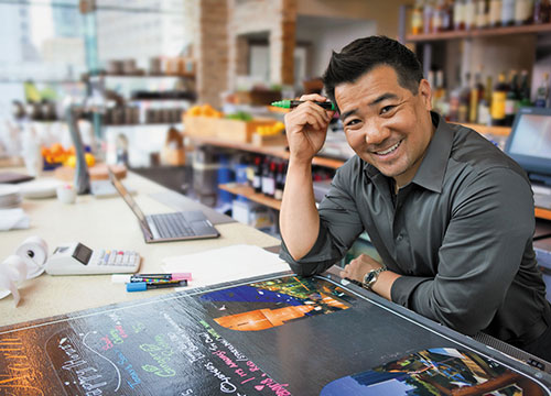 Homem procura na tela com um marcador em sua mão.