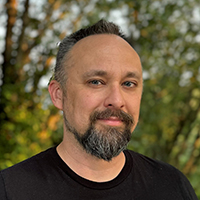 Headshot of Chris Compton