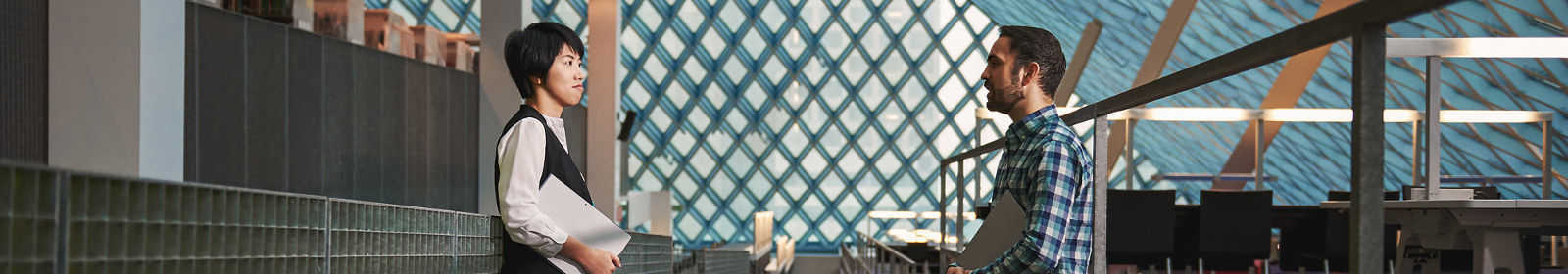 Two colleagues collaborate by using HoloLens