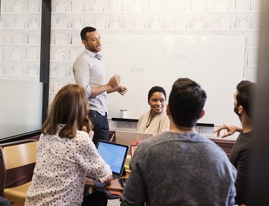 A group of people collaborating in a meetingroom"