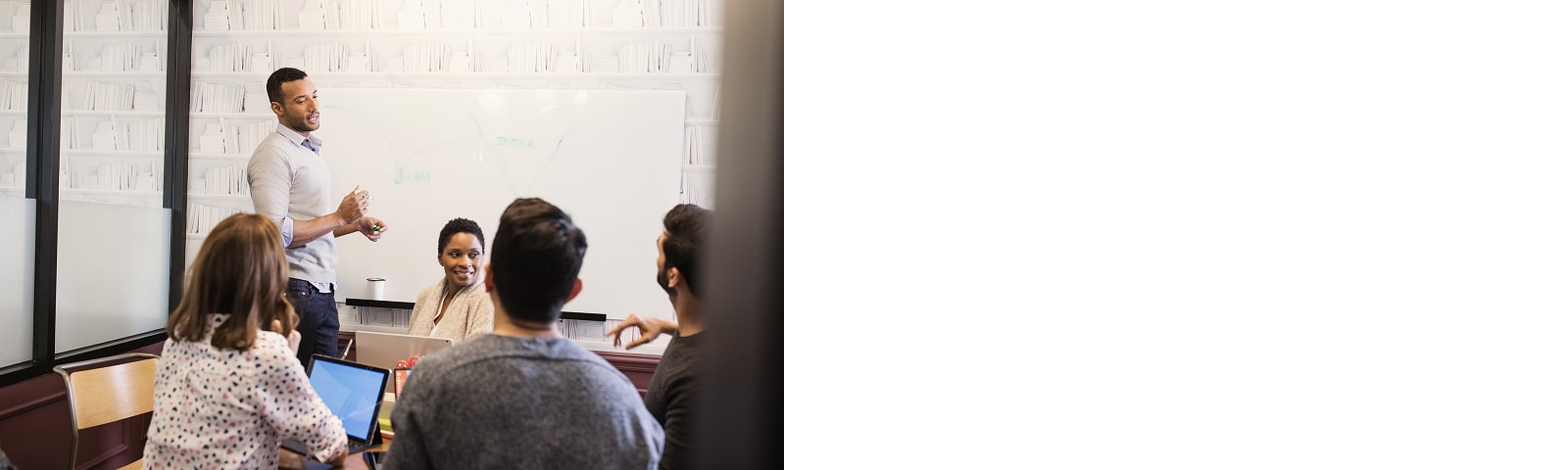 A group of people collaborating in a meetingroom"