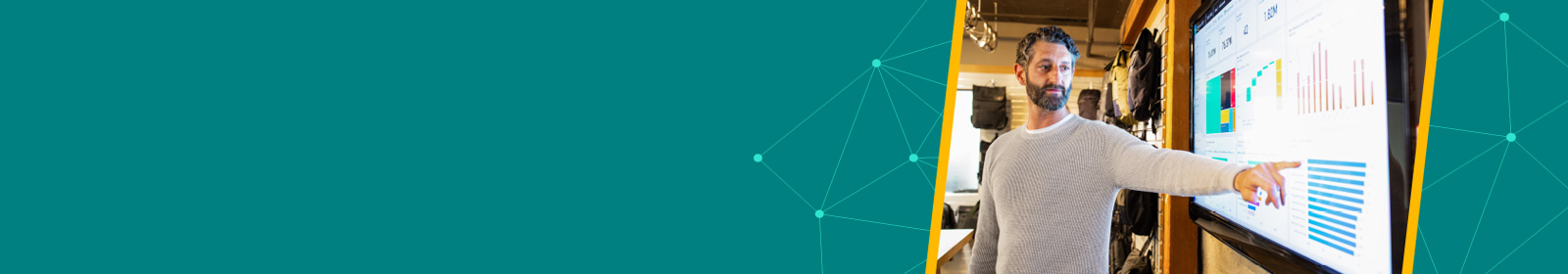 Un hombre señalando datos en una pantalla