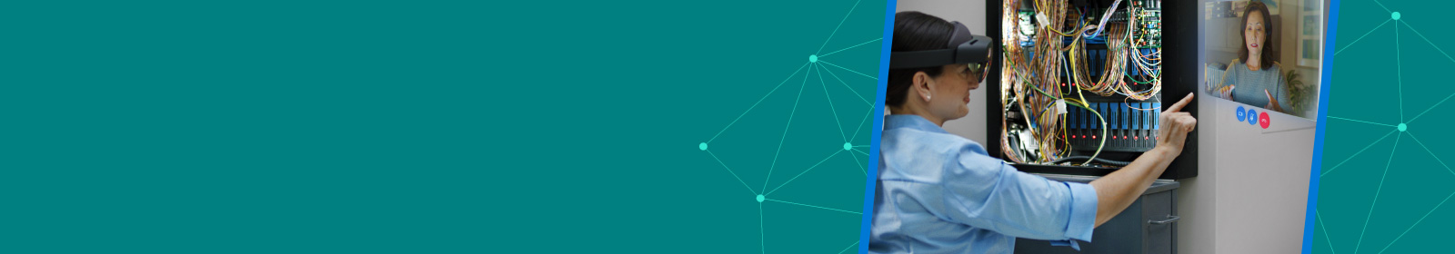 Una mujer en una videoconferencia con un servidor de fondo