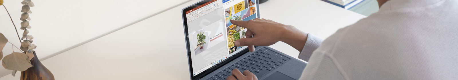 Ein Mann arbeitet an einem Laptop und zeigt auf den Bildschirm