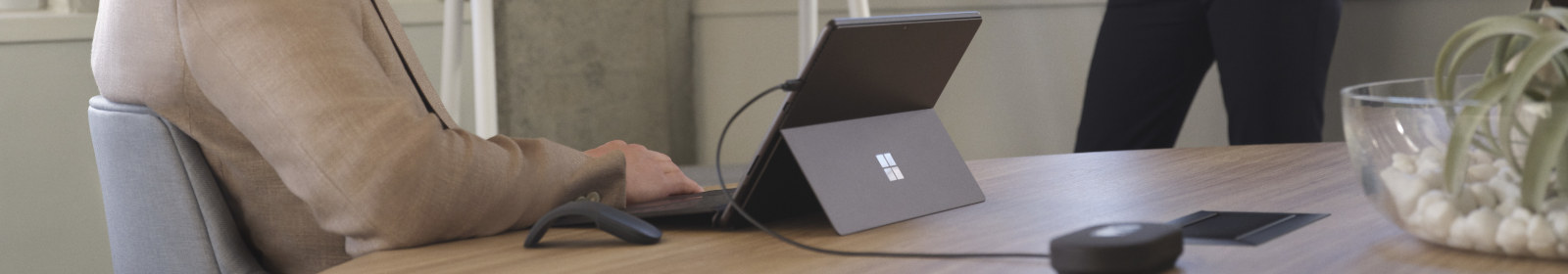 Eine Frau und ein Mann in einem Meeting