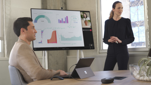 Eine Frau und ein Mann in einem Meeting