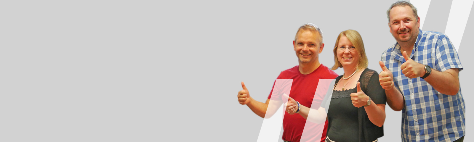 Zu sehen sind zwei Männer und eine Frau die mit erhobene Daumen in die Kamera lächeln.