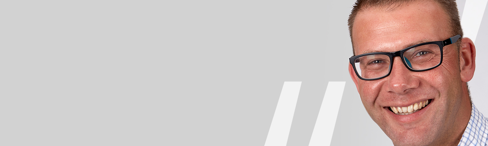 Zu sehen ist ein Mann mit Brille.