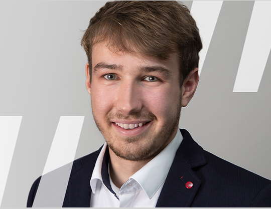 Zu sehen ist ein Bild eines Mannes, der einen Anzug trägt.