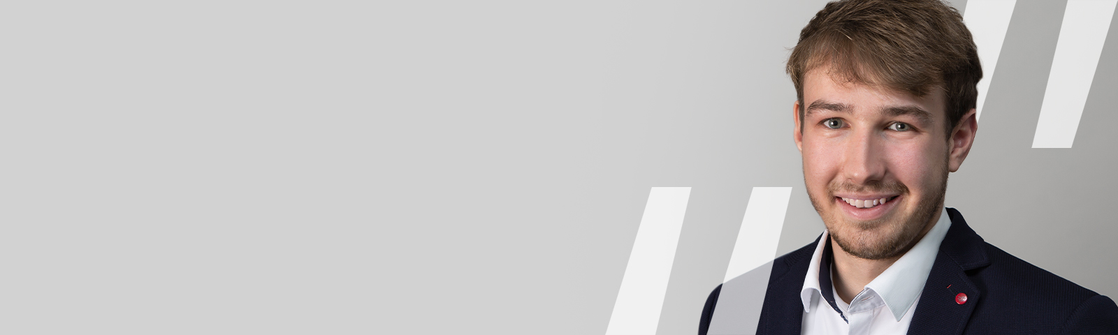 Zu sehen ist ein Bild eines Mannes, der einen Anzug trägt.