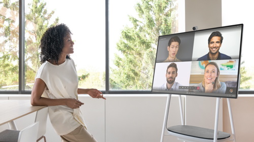 Person leads a video conference with 4 colleagues on screen