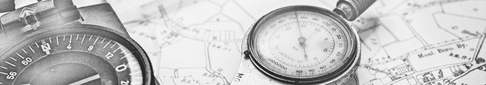 Kompass und Entfernungsmesser auf einer Karte