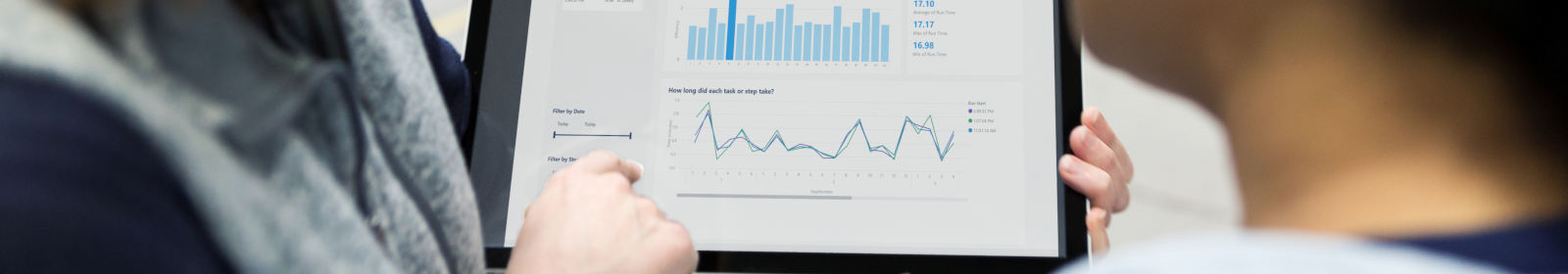 Frauen arbeiten am Touchpad