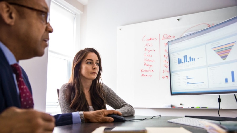 Zwei Personen arbeiten im Büro zusammen