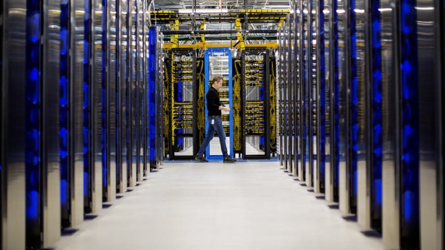 Auf dem Bild ist Data Center zu sehen