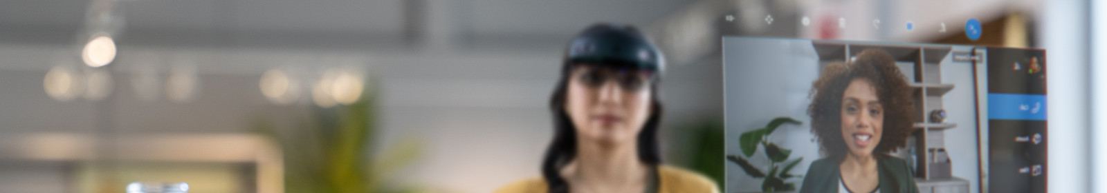 Eine Frau mit Holo Lens Brille im einem Videocall.