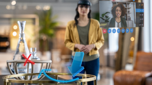 Eine Frau mit Holo Lens Brille im einem Videocall