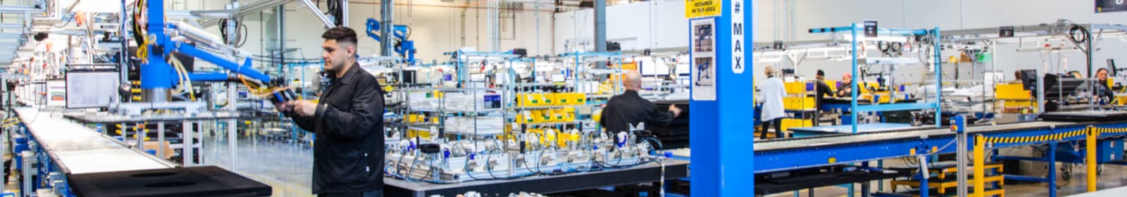 Mann arbeitet in Gesellschaft