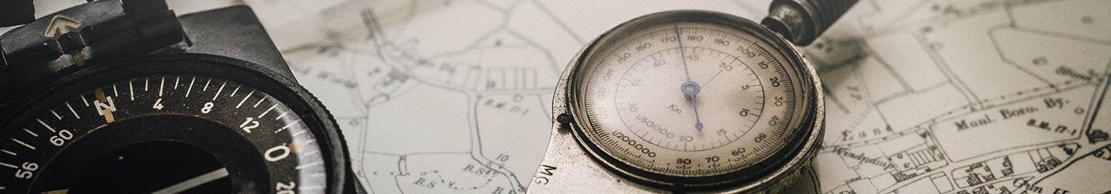 Kompass und Entfernungsmesser auf einer Karte