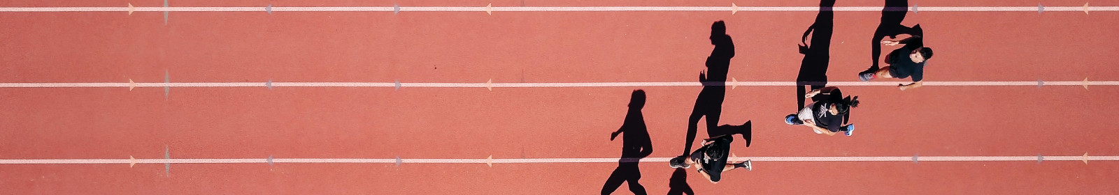 3 Personen laufen auf dem Tartan