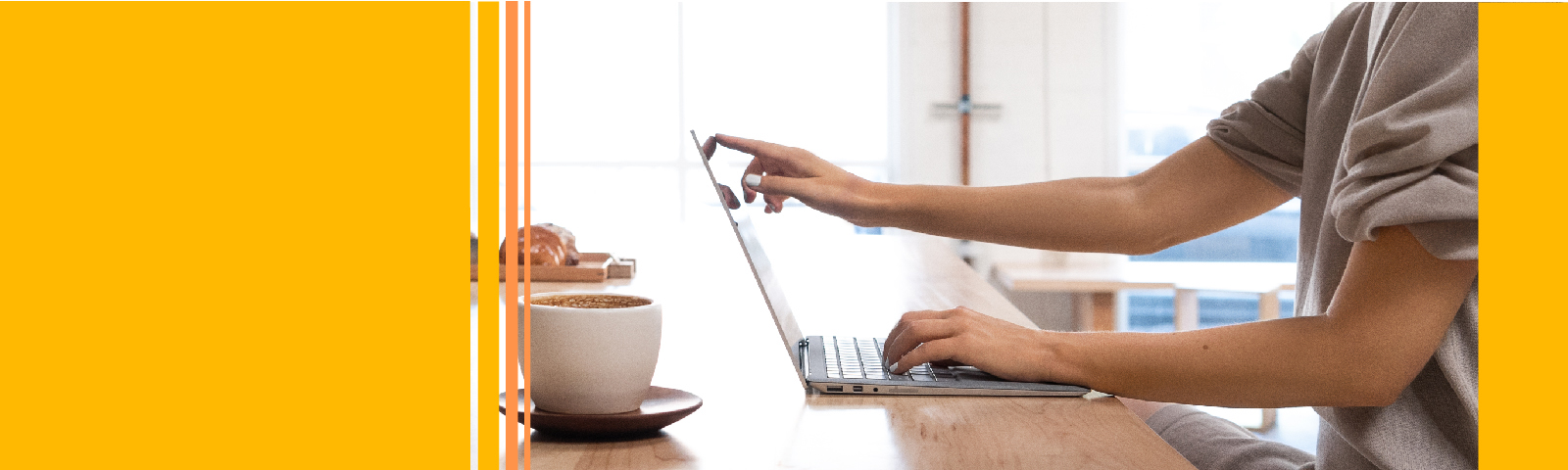 vrouw op surface laptop en een kop koffie