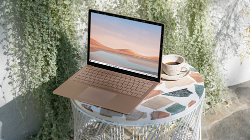 Surface LapTop4（色：サンドストーン）がテーブルの上に置いてある写真です