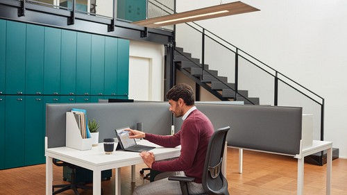 一人の男性がオフィスでパソコンをタッチしている写真です。