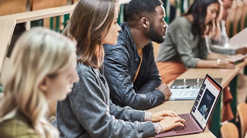 5人の男女が横並びに座り、セミナーを受講している様子の写真です。